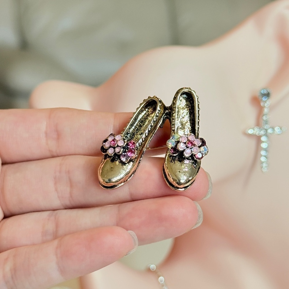 Gold Vintage Shoes Brooch with Gems 💎 - Picture 8 of 8